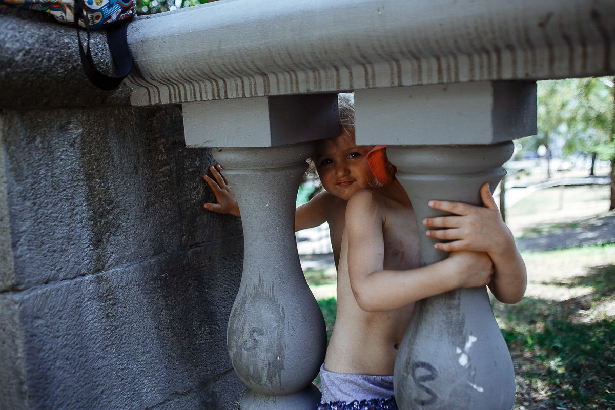 В фонтане Майя и Дарина. Эмиль Докторян — Свадебный и семейный фотограф в Краснодаре