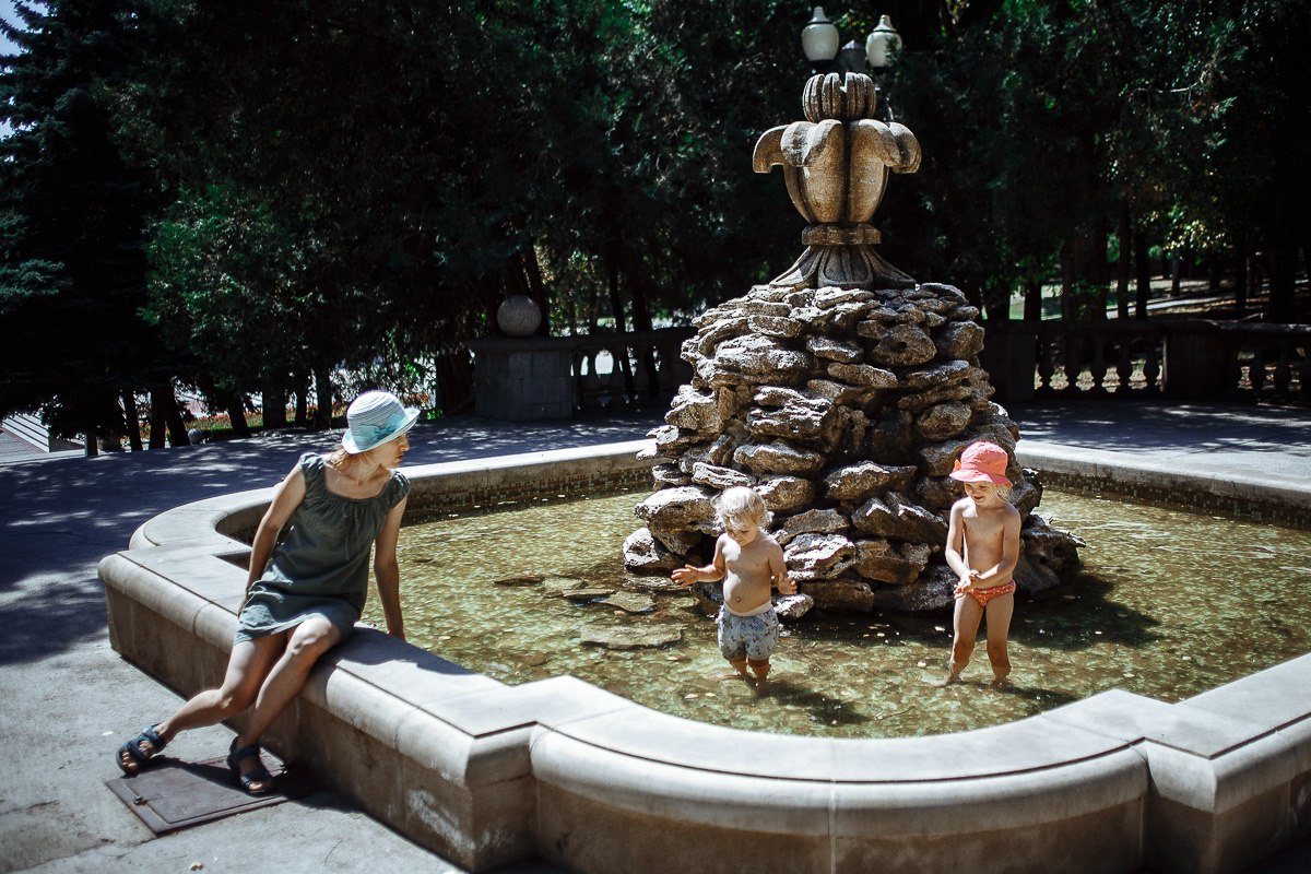 В фонтане Майя и Дарина. Эмиль Докторян — Свадебный и семейный фотограф в Краснодаре