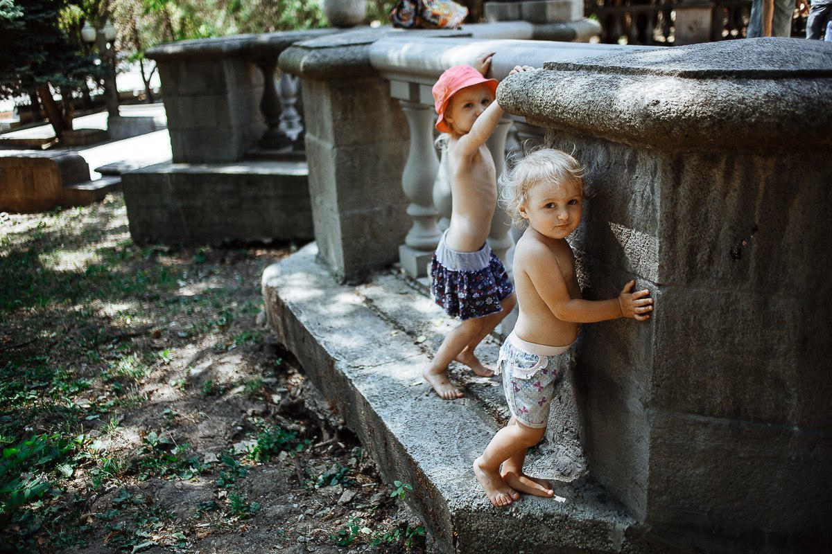 В фонтане Майя и Дарина. Эмиль Докторян — Свадебный и семейный фотограф в Краснодаре
