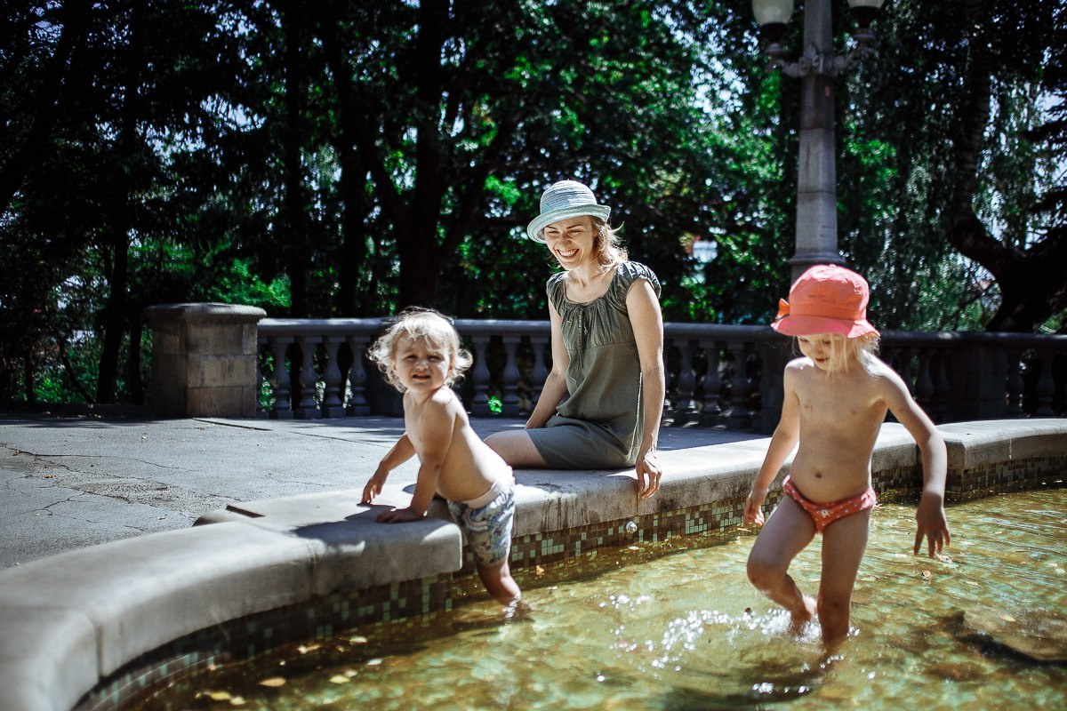 В фонтане Майя и Дарина. Эмиль Докторян — Свадебный и семейный фотограф в Краснодаре