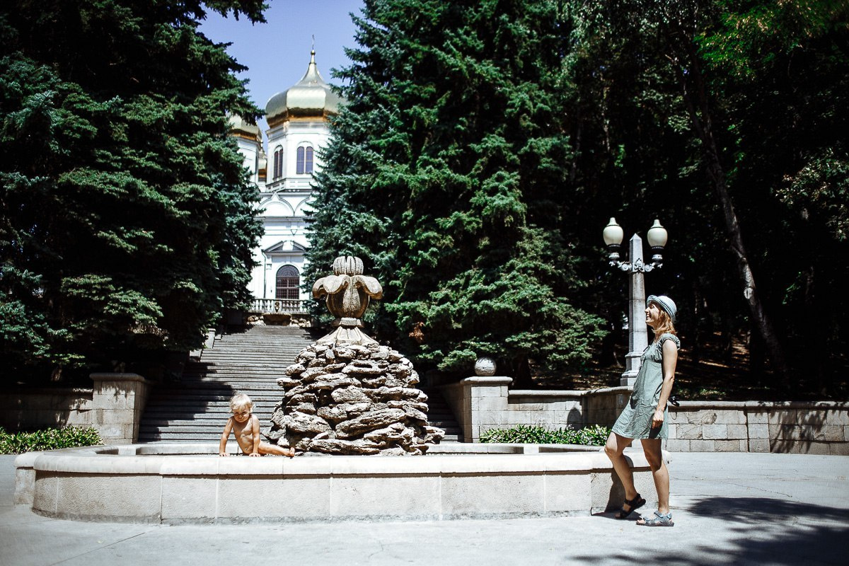 В фонтане Майя и Дарина. Эмиль Докторян — Свадебный и семейный фотограф в Краснодаре