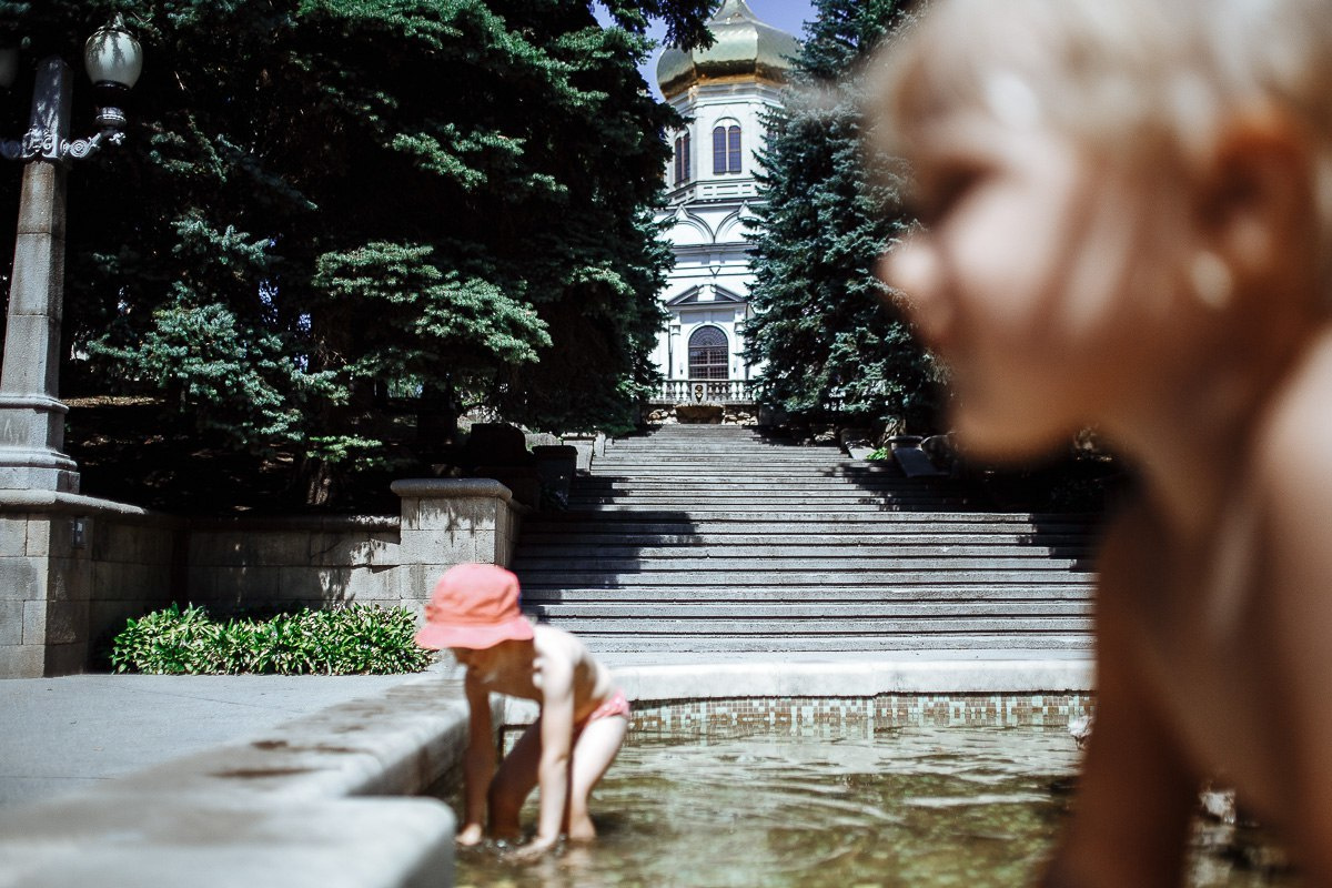 В фонтане Майя и Дарина. Эмиль Докторян — Свадебный и семейный фотограф в Краснодаре