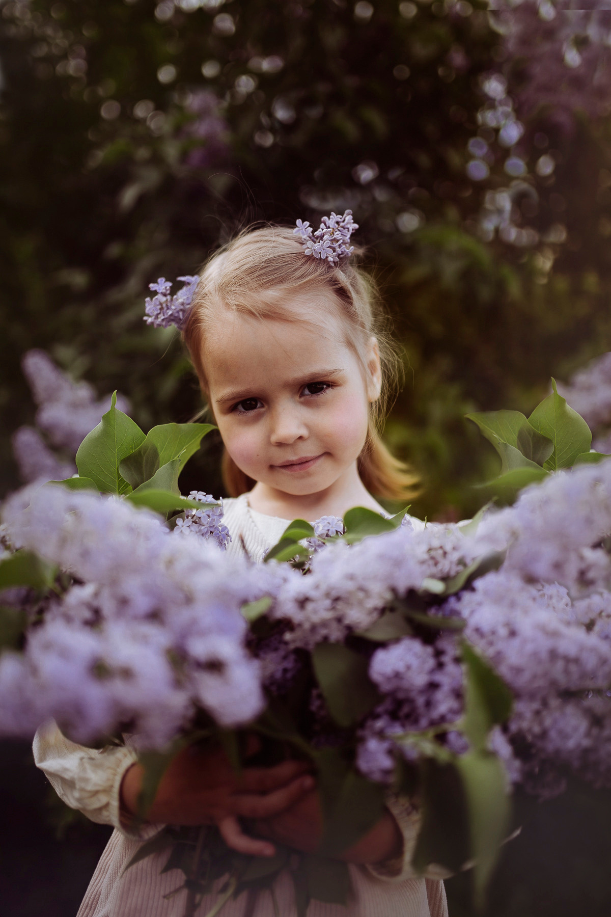 Соня и катя в сирени. Семейный и детский фотограф в Ижевске Анастасия Камариттинова