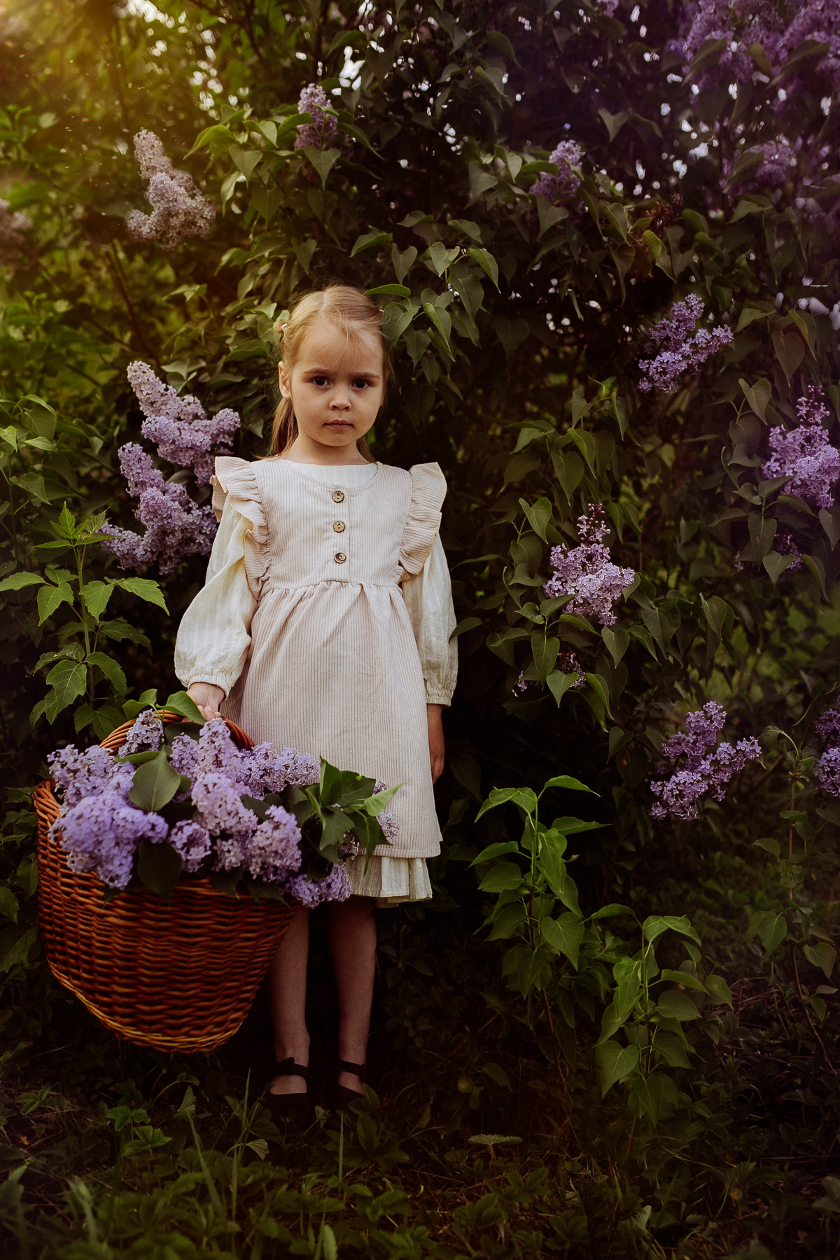 Соня и катя в сирени. Семейный и детский фотограф в Ижевске Анастасия Камариттинова