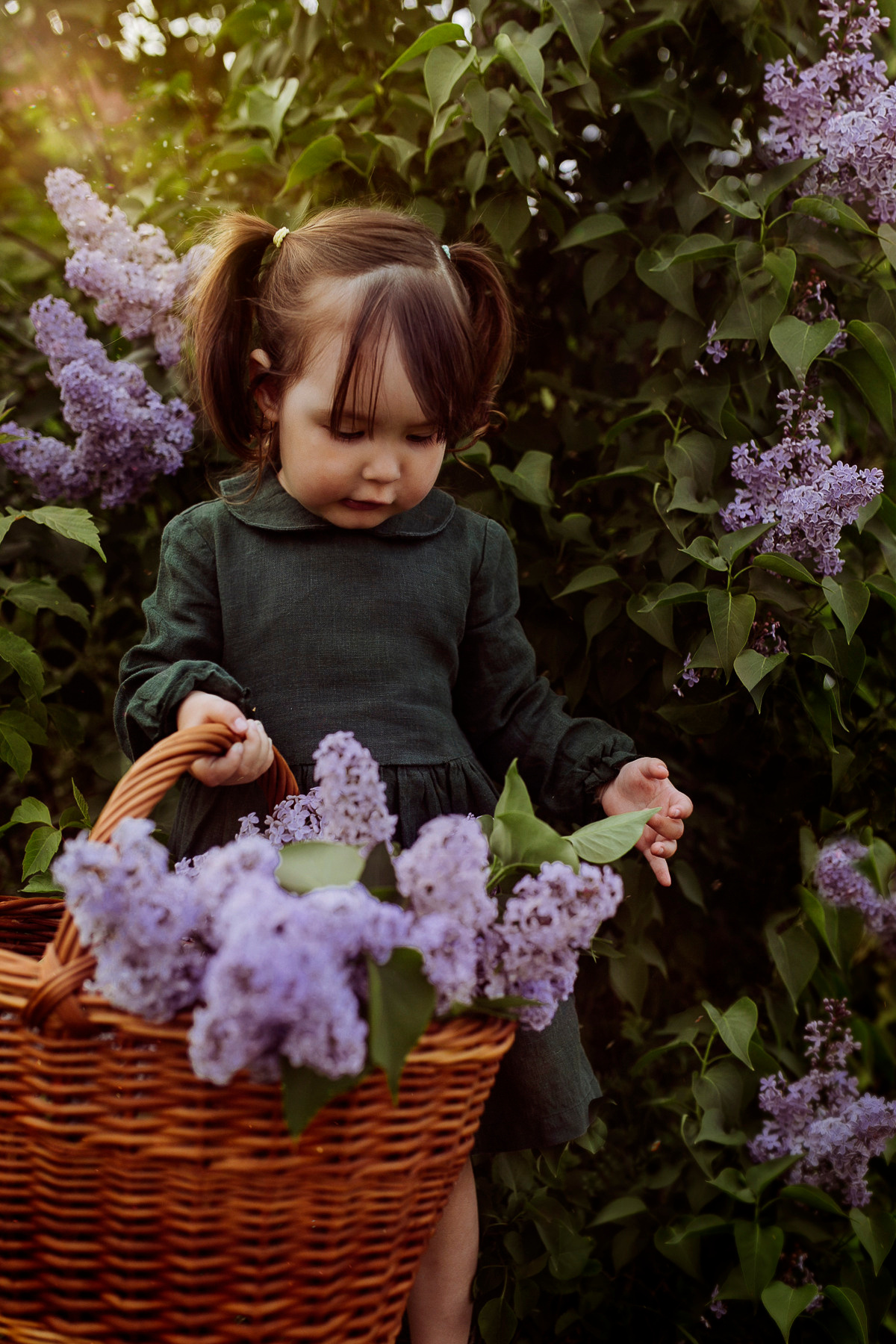 Соня и катя в сирени. Семейный и детский фотограф в Ижевске Анастасия Камариттинова