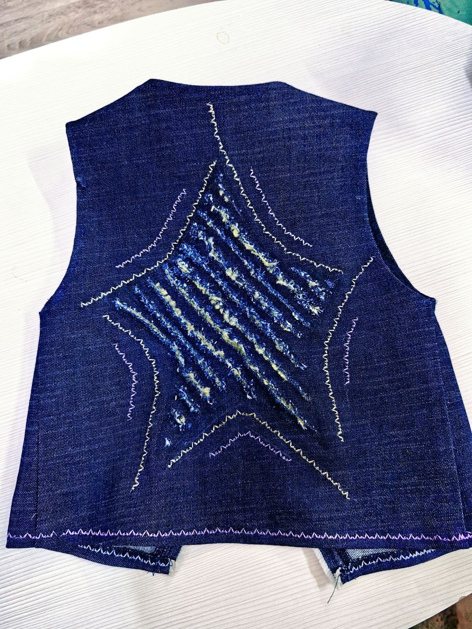 Декор в технике синель, который девочка 9 лет выполнила самостоятельно, выделяет жилетку из тысячи подобных.