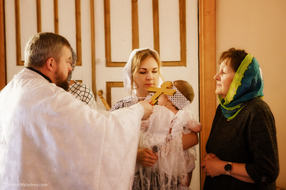 Венчание и крещение. Фотография в церкви, фото в храме. Таинство. Свадебная фотосессия. Свадьба. Свадебный фотограф Дмитрий Малышев. Невеста, жених. Церковь, храм. Москва, Сергиев Посад, Мытищи, Королев, Пушкино, Дмитров, Орехово-Зуево, Александров, Хотьково.