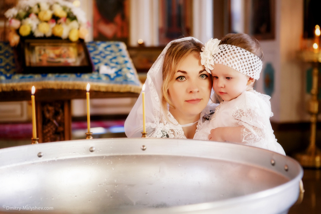 Венчание и крещение. Фотография в церкви, фото в храме. Таинство. Свадебная фотосессия. Свадьба. Свадебный фотограф Дмитрий Малышев. Невеста, жених. Церковь, храм. Москва, Сергиев Посад, Мытищи, Королев, Пушкино, Дмитров, Орехово-Зуево, Александров, Хотьково.