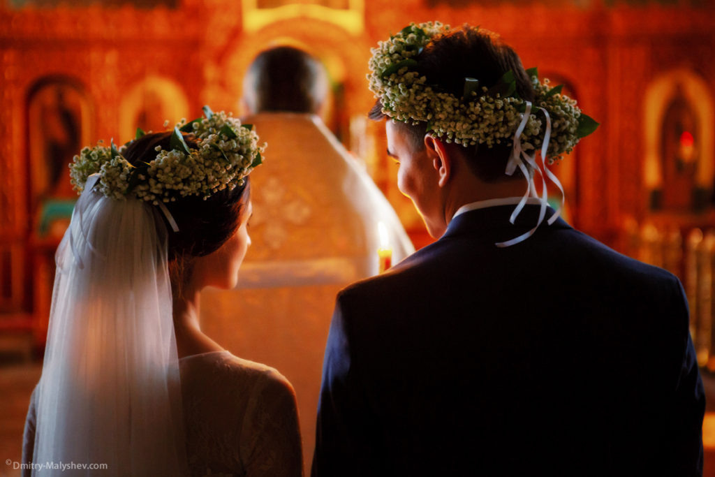 Венчание и крещение. Фотография в церкви, фото в храме. Таинство. Свадебная фотосессия. Свадьба. Свадебный фотограф Дмитрий Малышев. Невеста, жених. Церковь, храм. Москва, Сергиев Посад, Мытищи, Королев, Пушкино, Дмитров, Орехово-Зуево, Александров, Хотьково.