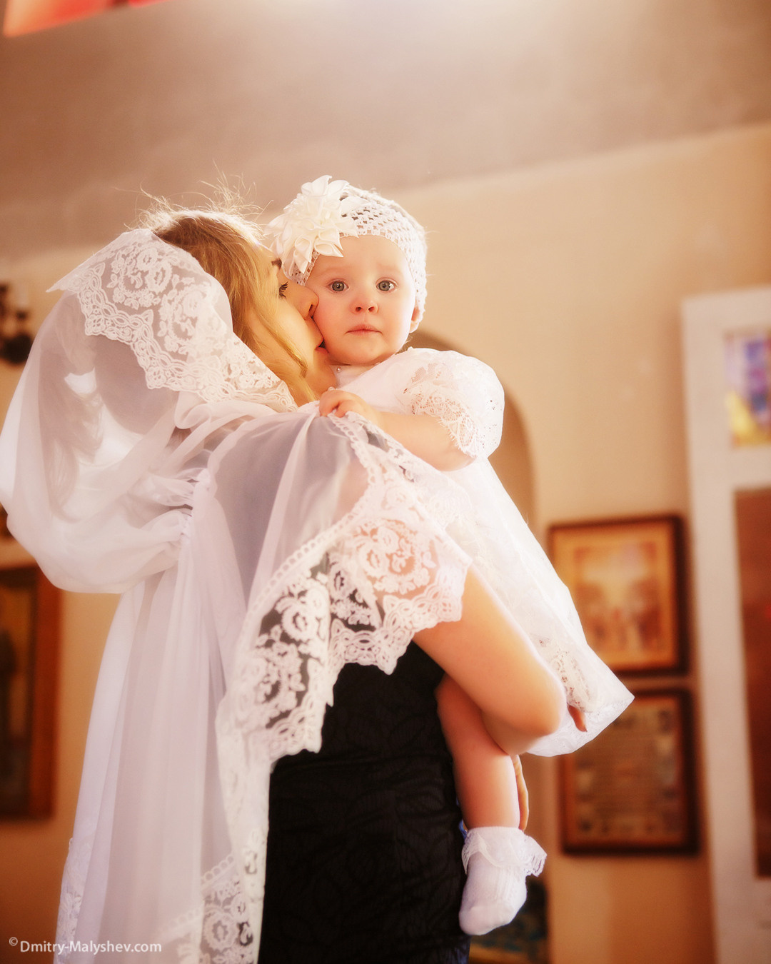 Венчание и крещение. Фотография в церкви, фото в храме. Таинство. Свадебная фотосессия. Свадьба. Свадебный фотограф Дмитрий Малышев. Невеста, жених. Церковь, храм. Москва, Сергиев Посад, Мытищи, Королев, Пушкино, Дмитров, Орехово-Зуево, Александров, Хотьково.
