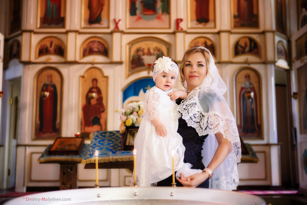 Венчание и крещение. Фотография в церкви, фото в храме. Таинство. Свадебная фотосессия. Свадьба. Свадебный фотограф Дмитрий Малышев. Невеста, жених. Церковь, храм. Москва, Сергиев Посад, Мытищи, Королев, Пушкино, Дмитров, Орехово-Зуево, Александров, Хотьково.