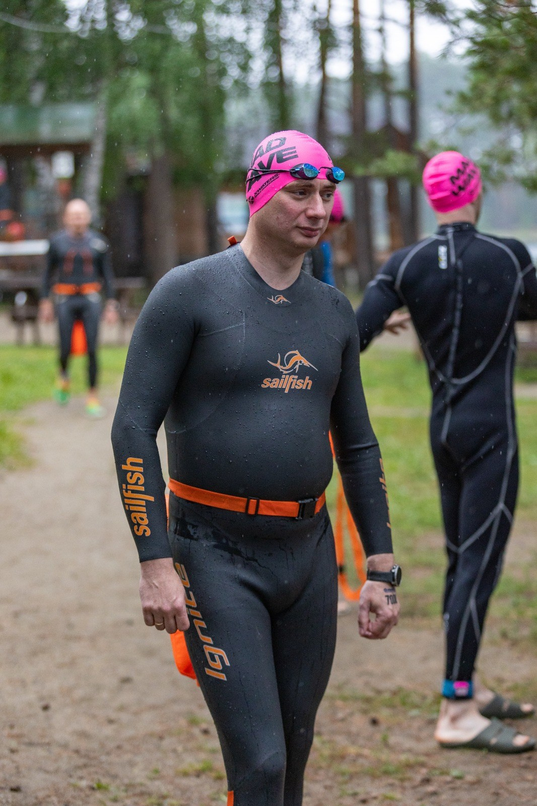 Ну а в субботу утром погода испортилась. Поднялся ветер и нешуточные волны. Макс стартовал 21 км, а я ждал и ждал решения организаторов про наши 7 км