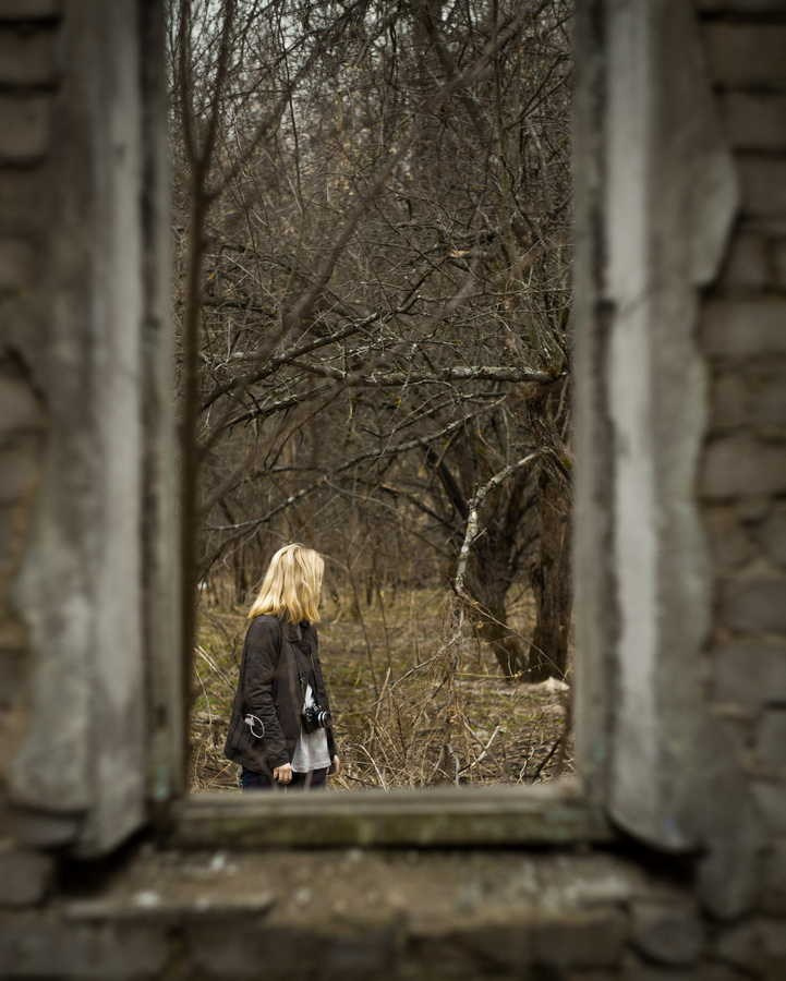 Фотосессия в заброшенном помещении — свет сквозь разбитые окна и пыльные лучи