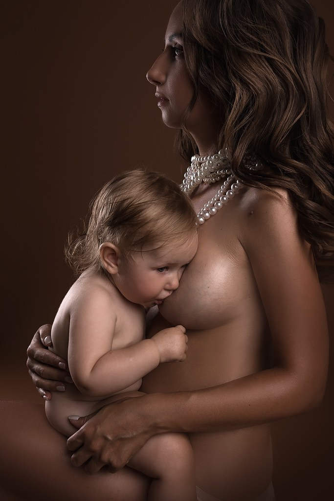 фотосессия матери и ребенка, фотосессия материнства в Тамбове, фотосъемка в стиле минимализм и без одежды матери и ребенка в фотостудии, фото мамы и малыша, портрет материнской любви, поцелуй матери, красивое фото матери и ребенка, объятия матери, мамины руки на фото, фотография красивой женщины с ребенком на руках, фотосессия семейная в Тамбове, детская и семейная фотосессия , мама и ребенок на фоне в фотостудии, ребенок на руках у мамы, красивое платье на фотографии матери и ребенка, красивое материнство, кормящая ребенка мама, кормящая грудью ребенка мать, фотография кормящей женщины с ребенком на руках