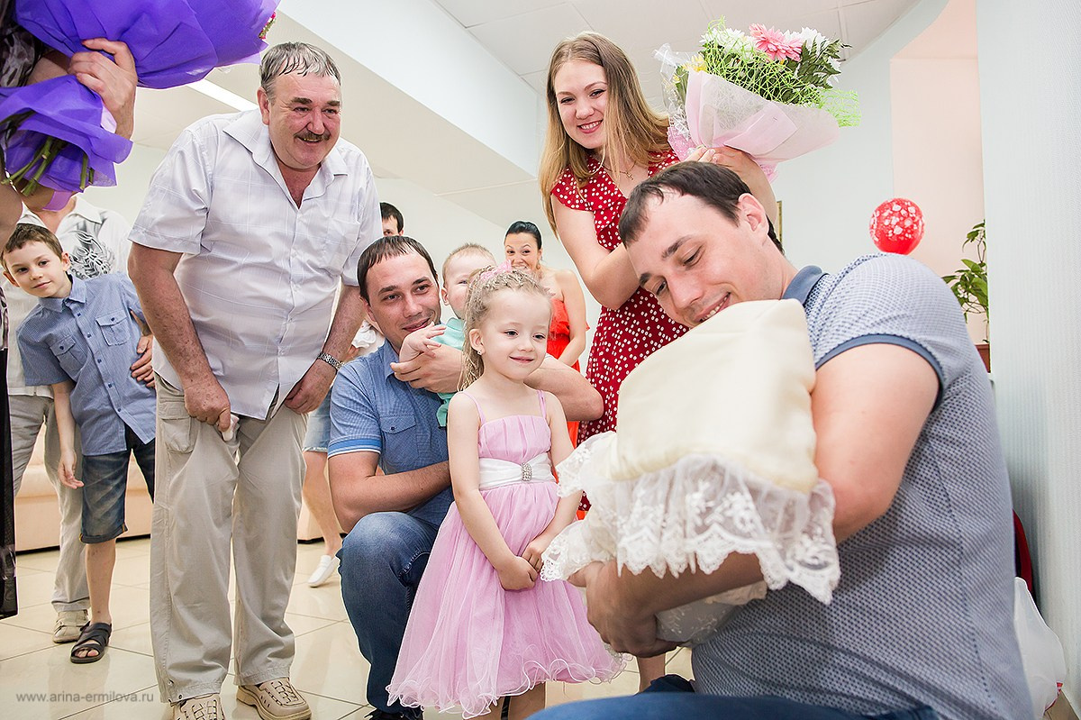 Выписка из роддома. Репортажный, семейный и детский фотограф в Пензе и Заречном Арина Ермилова. Картины барельеф на заказ