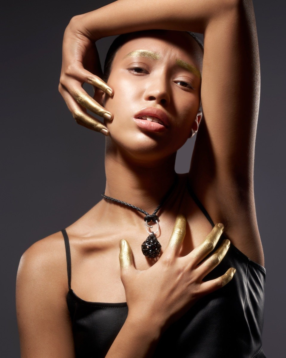 Стилист для съёмки украшений