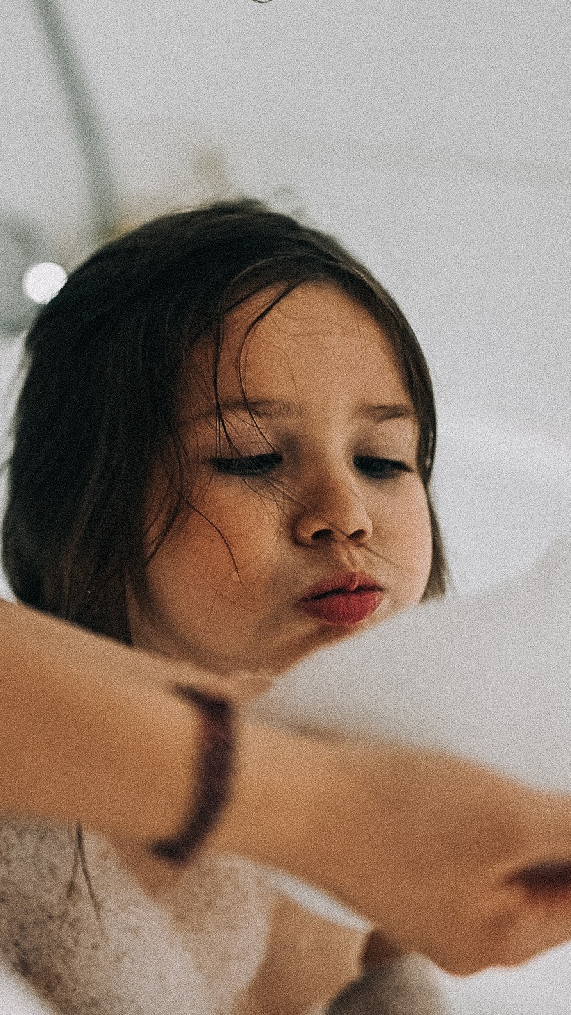 Элиза купается в ванне. Семейный фотограф в Москве Дарья Пузикова