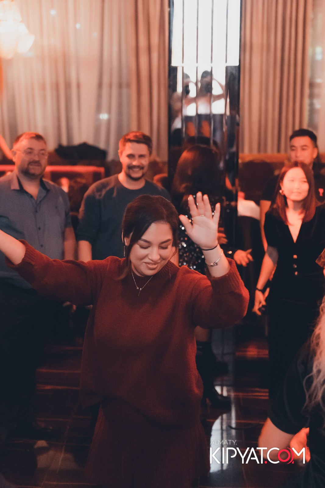 БАР ПАНАЕХАЛИ НА ДОСТЫК. КИПЯТКОМ АЛМАТЫ!