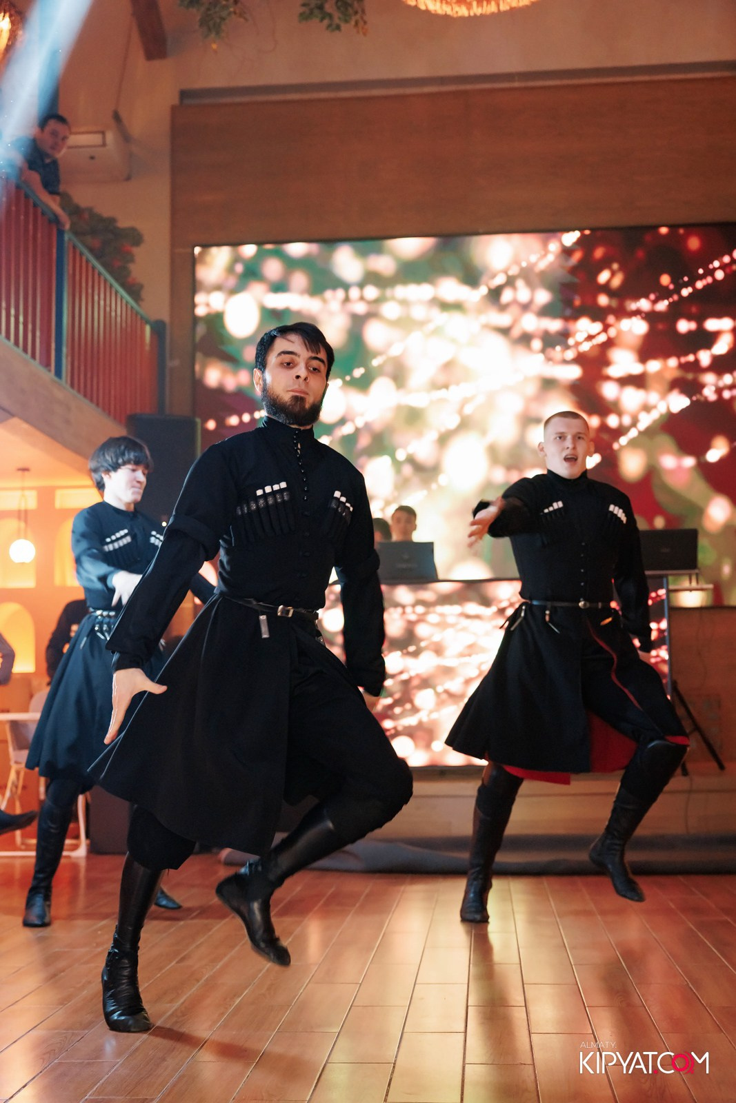 ГРУЗИНСКИЙ ДВОР НА КАБАНБАЙ БАТЫРА. КИПЯТКОМ АЛМАТЫ!