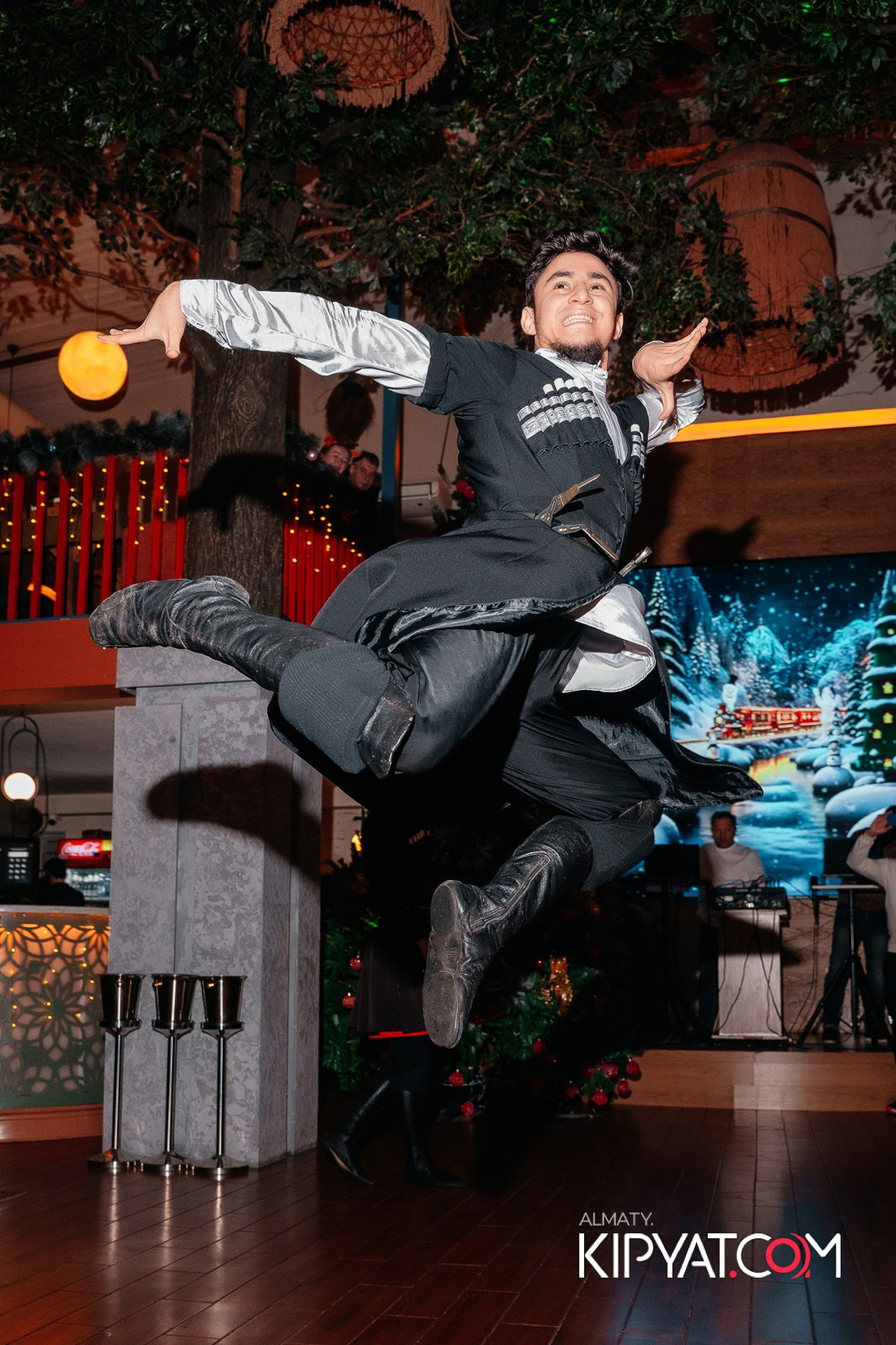 ГРУЗИНСКИЙ ДВОР НА КАБАНБАЙ БАТЫРА. КИПЯТКОМ АЛМАТЫ!