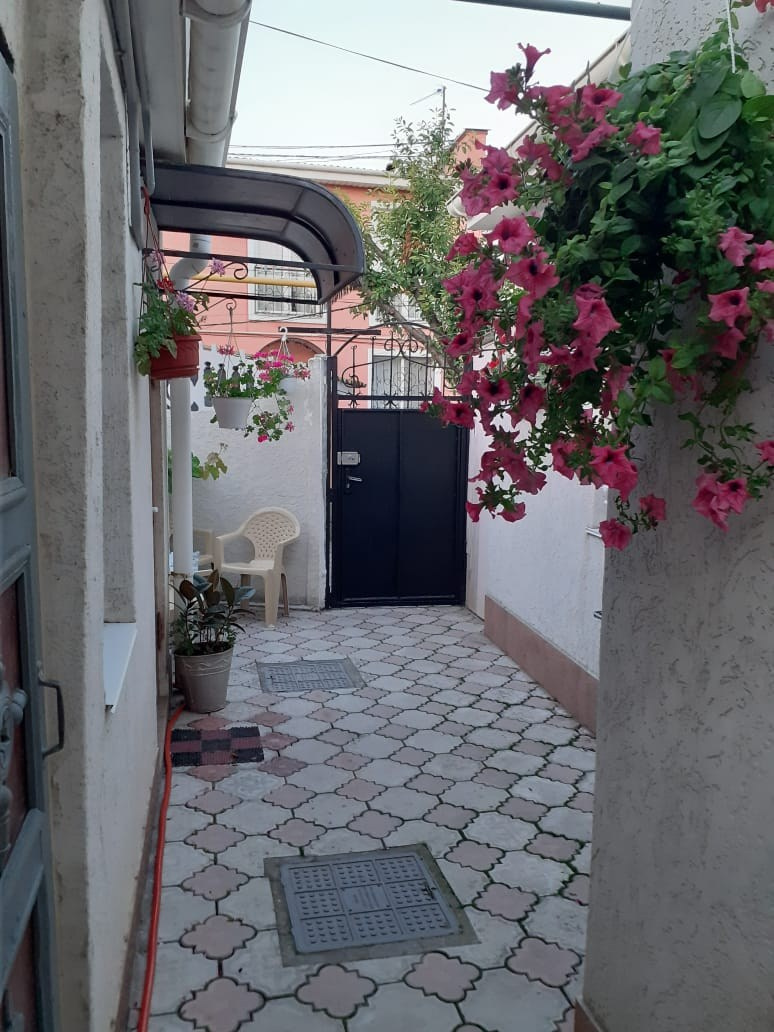 Ул. Революции 9. Отдых в Евпатории без забот — аренда жилья, трансфер, размещение под ключ