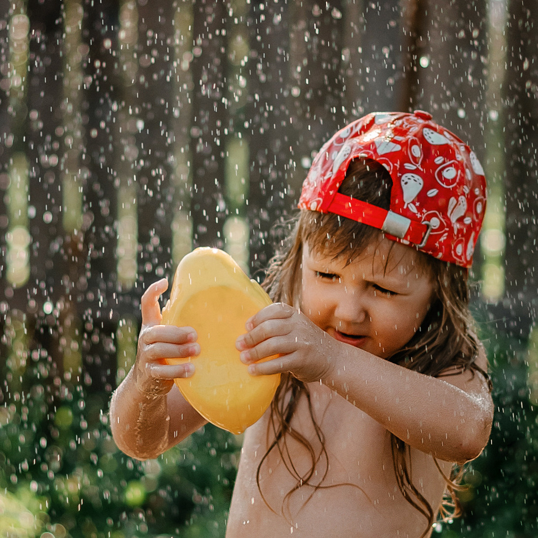 Детская фотосессия на природе на даче летом в тазике под яблоней с брызгами воды, с фонтаном с уточкой