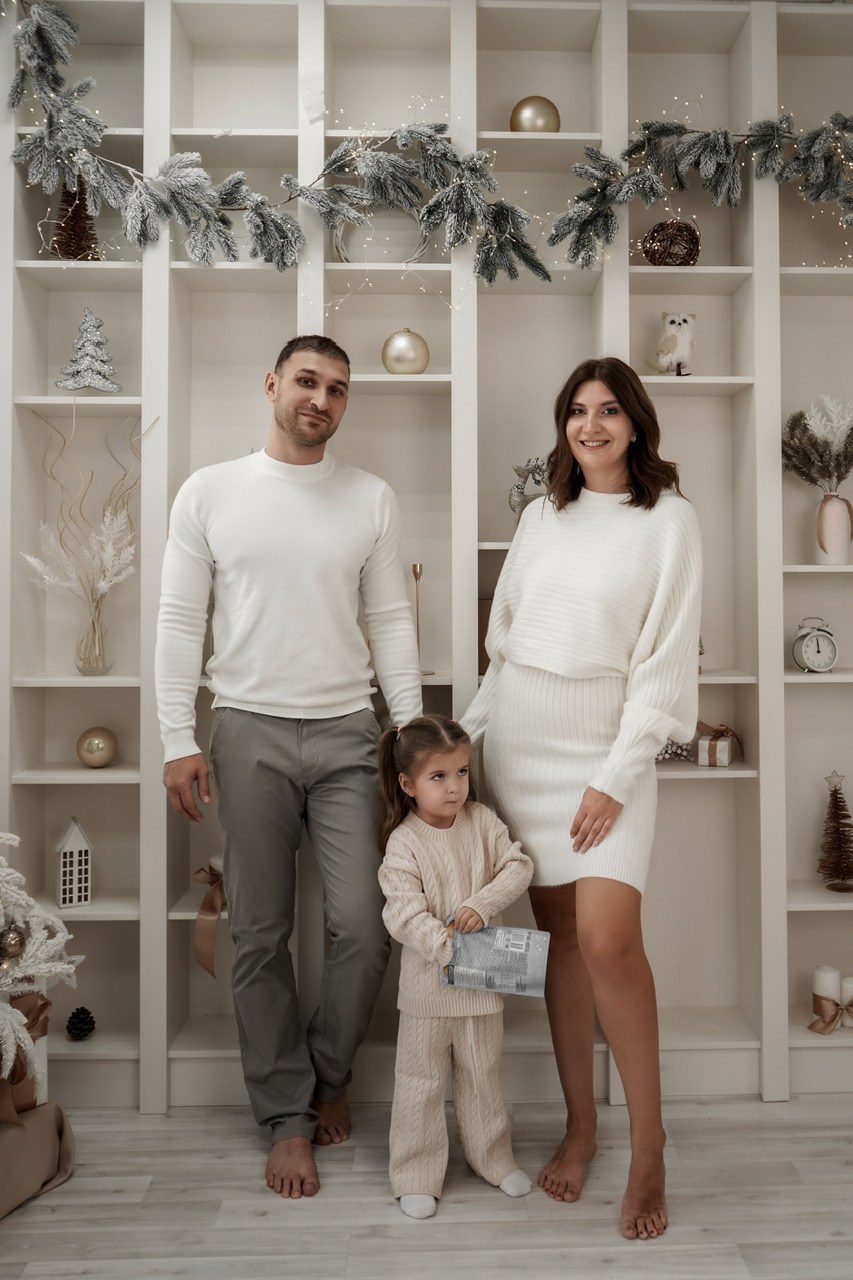 Семейный фотограф в Батайске и Ростове-на-Дону. Новогодняя фотосессия в студии Белый кролик. Свадебный фотограф в Ростове-на-Дону. Таинство Крещения и Венчания, семейные фотосессии. Алёна Чёботова