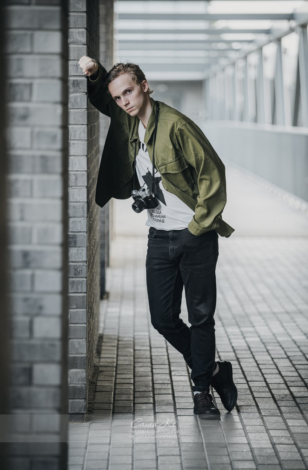 Молодой парень на фэшн фотосессии, инские холмы, Новосибирск — фотограф Саша Кё
