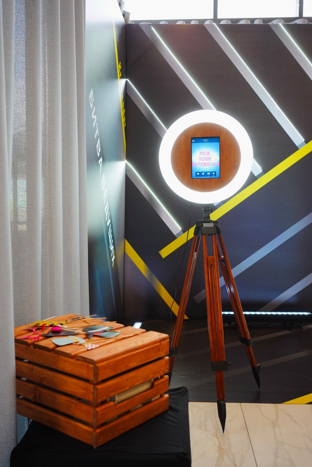 Фото-гиф-стойка в стиле Loft (фотобудка, селфизеркало). Инсталаб Краснодар фото и видео интерактивы на ваше мероприятие