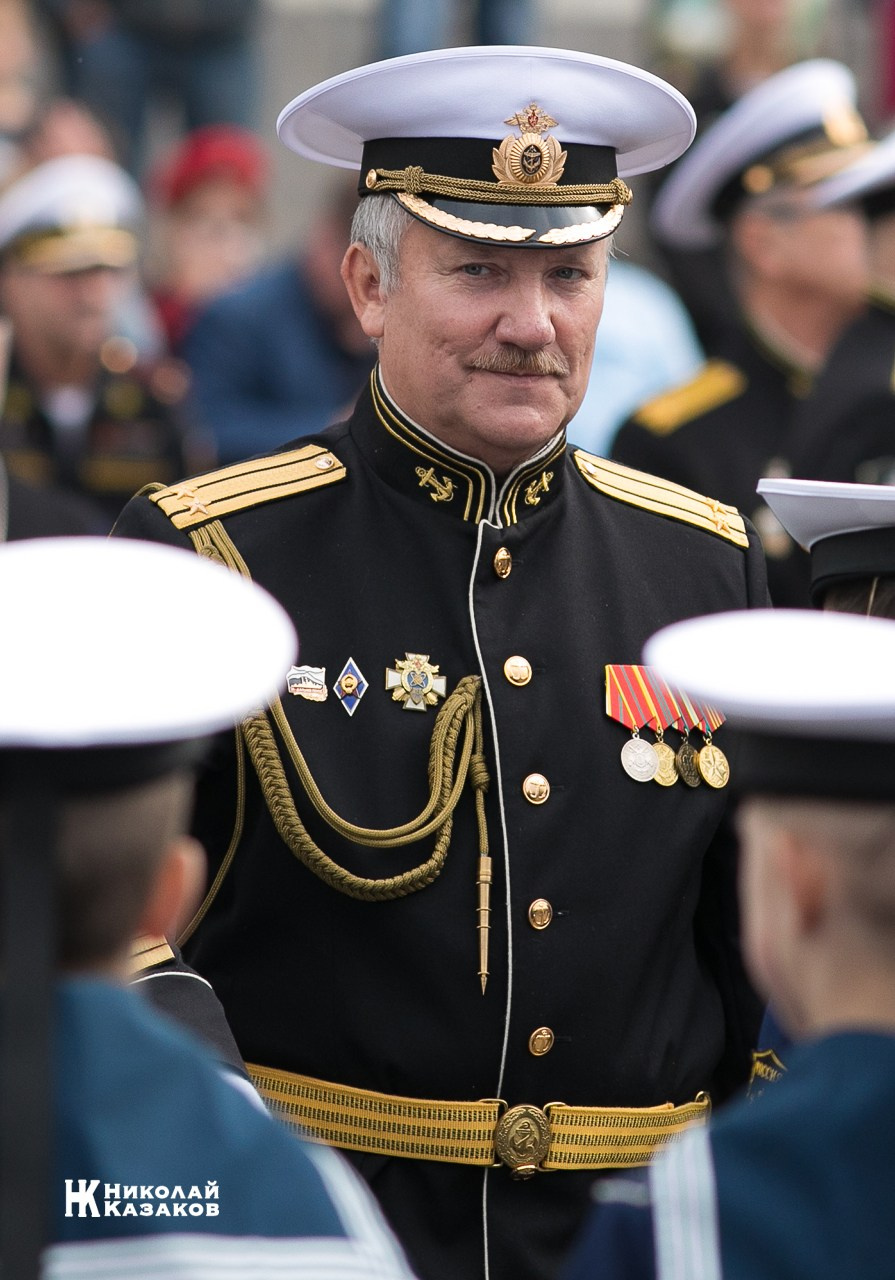 Портрет морского офицера во время торжественного построения кадетов Кронштадского морского кадетского военного корпус на Якорной площади 