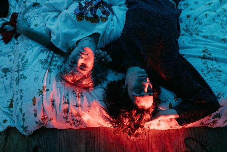 Две девушки