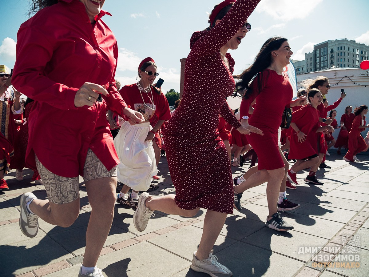 Забег в красных платьях