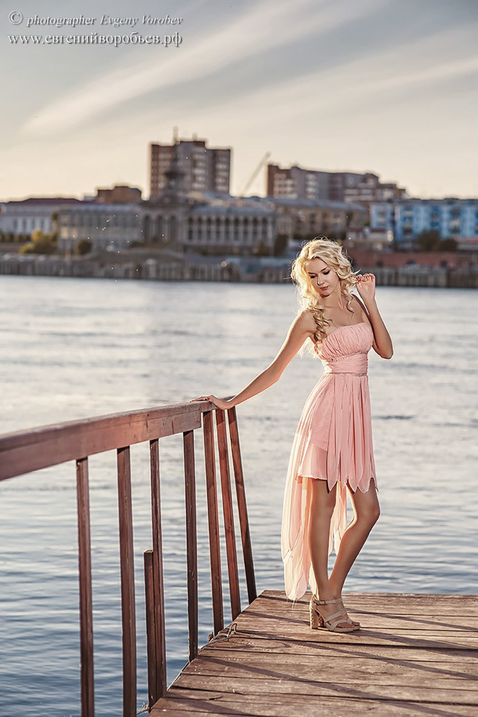 женская фотосессия Красноярск фото для девушки фотограф Красноярск фотосессия для сайта знакомств Красноярск фото для социальной сети заказать цена стоимость фотосессии в Красноярске пример фото идея место позы для фотосессии девушки в Красноярске фотосессия ИИ фотосессиия нейросеть промт для фотосессии фотосессия фото для социальной сети визажист причёска и макияж Красноярск парк Сады мечты Татышев фотостудия Красноярск бизнес портрет