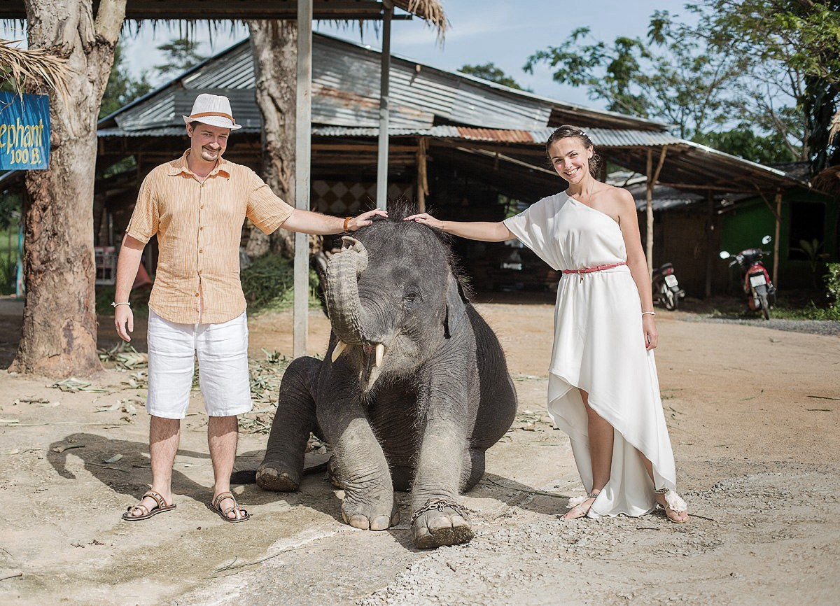 семейная фотосессия со слоном Пхукет фотограф пляж Ката Карон Найхарн Патонг Найхарн Сурин море счастье радость идея место образ пример фото позы для фотосессии Phuket Naiharn Kata Karon Patong Surin заказать фотосъёмку цена 