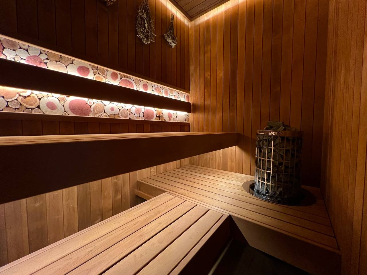 Компактная сауна в Вартемягах: термоольха, закарнизная подсветка, можжевеловое панно и крымское разнотравье. В пологе- Harvia Cilindro. SaunaTopMasters