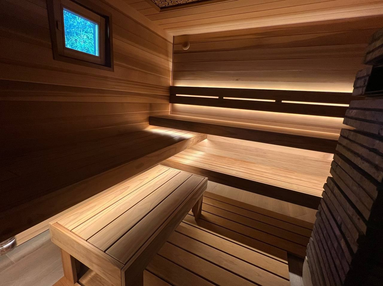 Парная в Ушково из канадского кедра и новозеландской термососны, с уникальным конструктивом полков для легкого и комфортного парения. SaunaTopMasters
