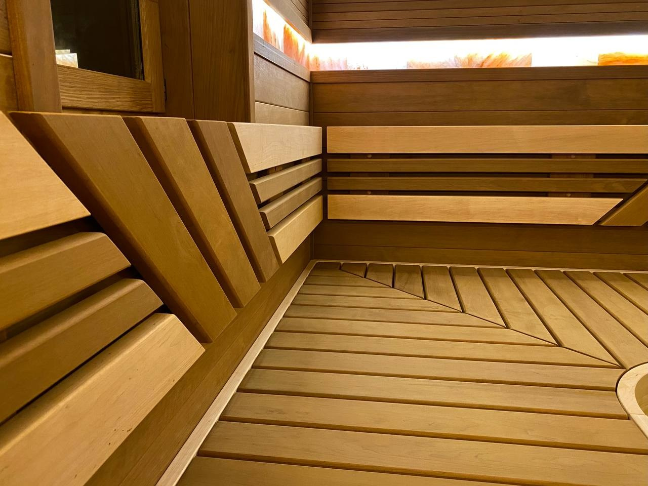 Баня в Домодедово для MBsauna в их фирменном стиле: термоольха, радиальные элементы, солевые линии, оптоволокно и сердце — печь Gefest Grom. SaunaTopMasters