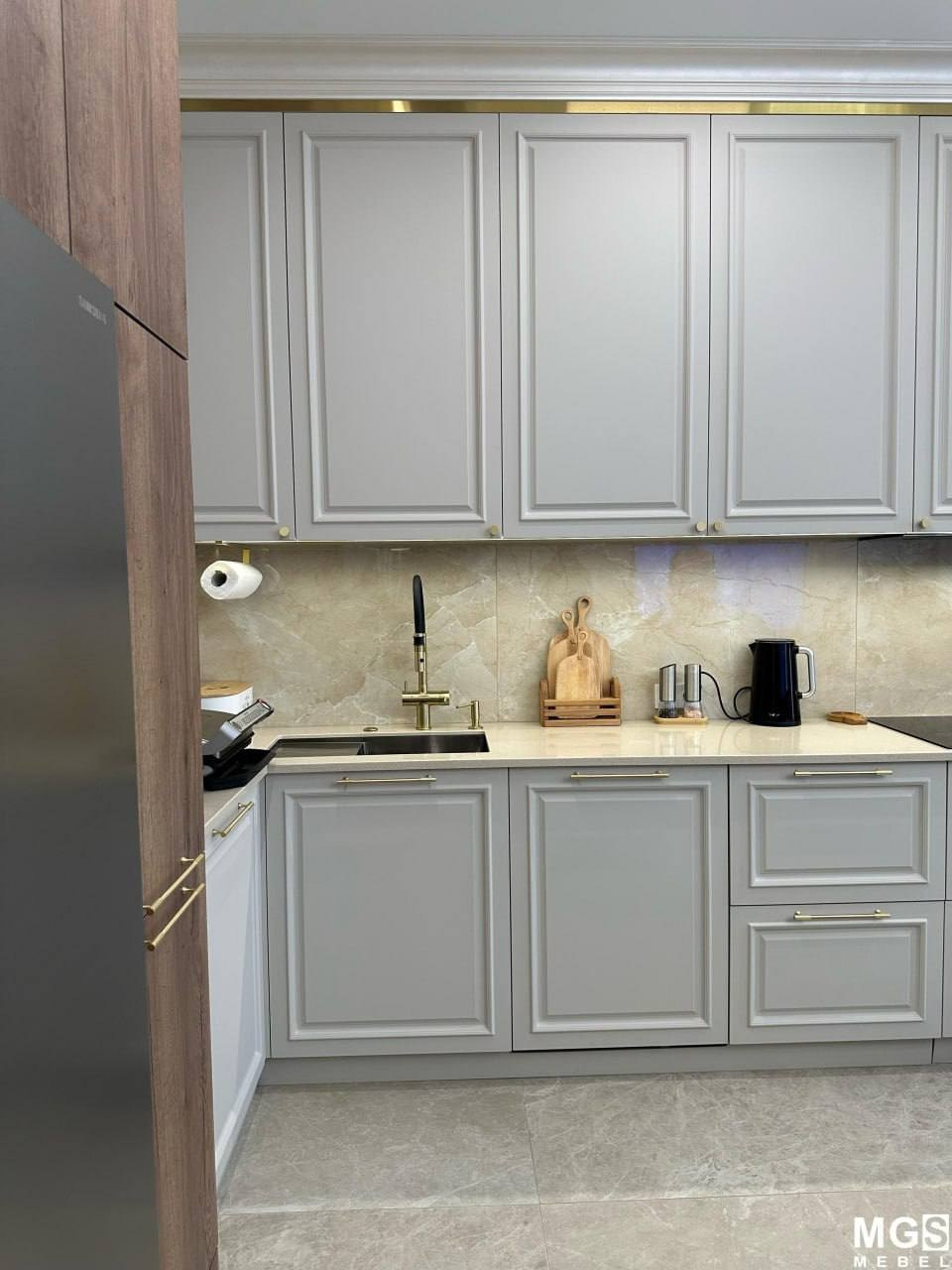 Кухонный гарнитур со светлыми фасадами МГС мебель