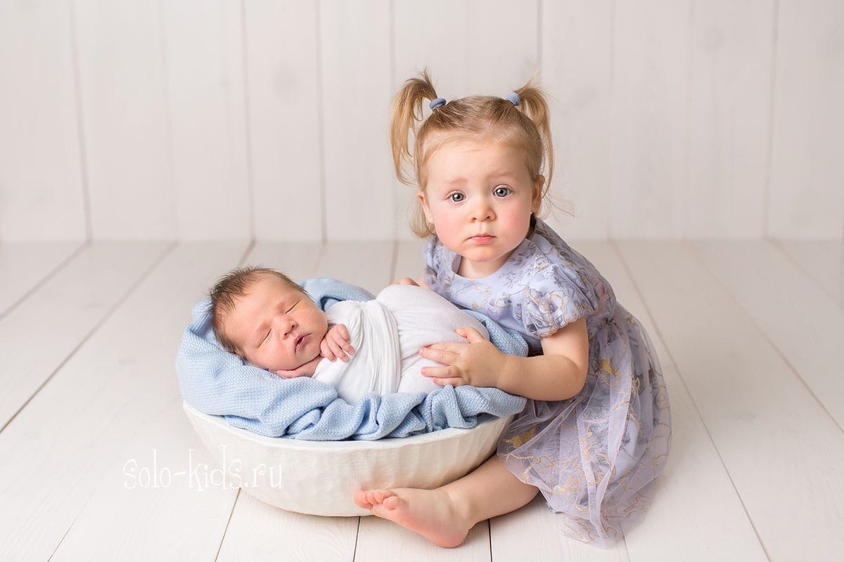 Маленькие сестрички на профессиональной фотосессии новорожденных малышей