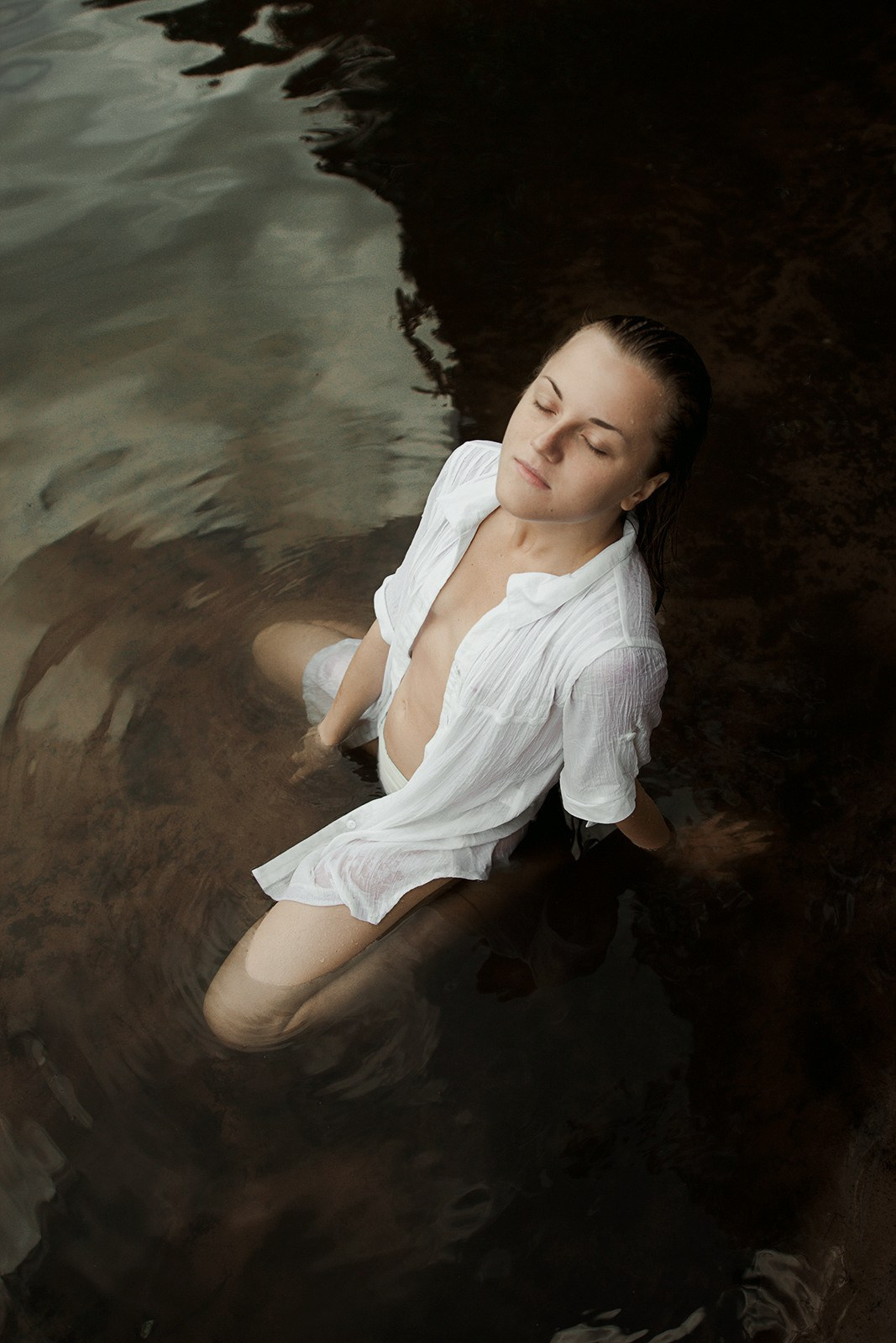 Портретная фотосессия Девушка в белой рубашке в озере. Портретный фотограф в Москве Ольга Акушко