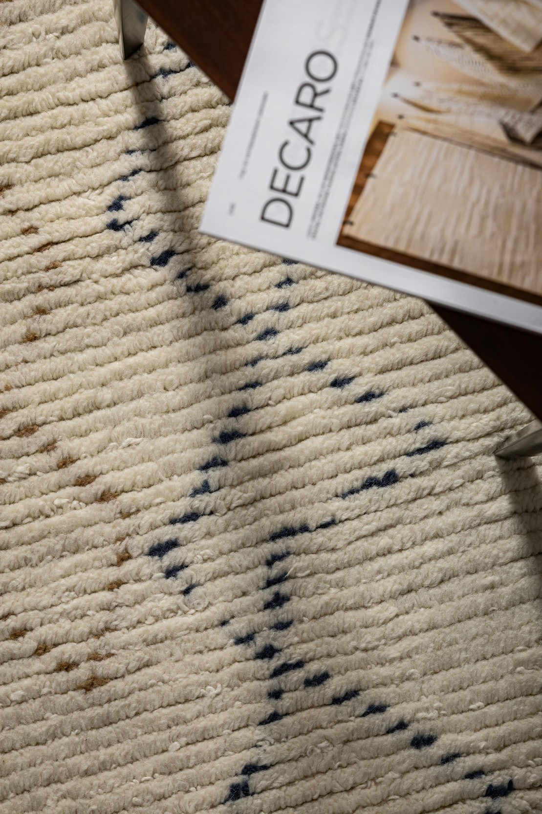 Ковры Decaro Rugs. L. Deco интерьерный салон. Краски/обои/лепной декор