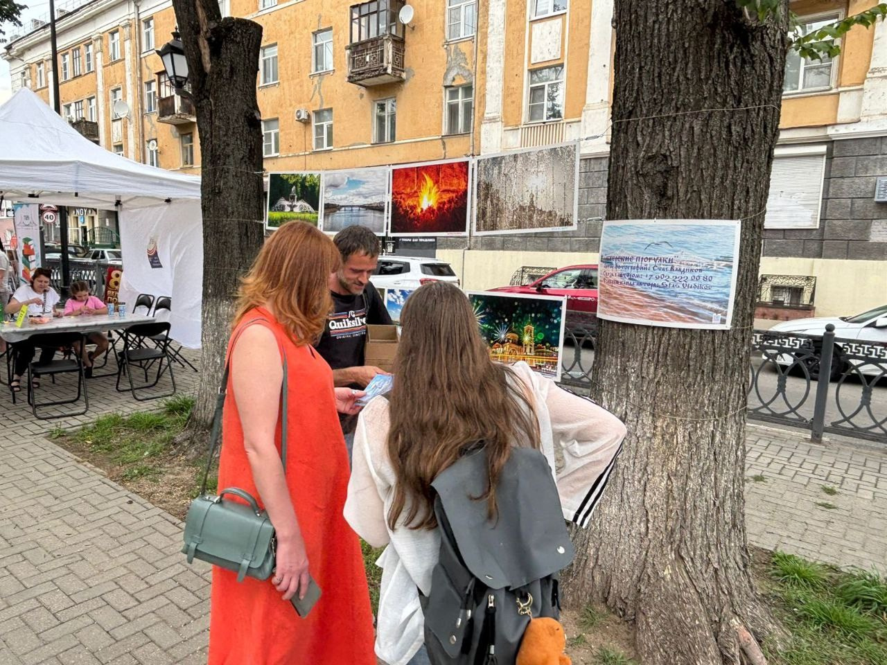 Уличное оформление на День города для центральной библиотеки имени Герцена. Тверь 890 лет. Фотограф — оформитель. Москва — Тверь