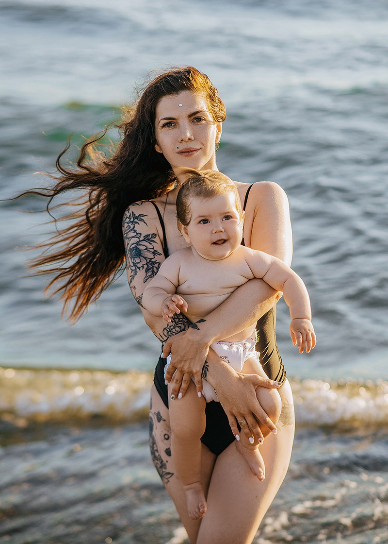 красивая мама с ребенком в адлере