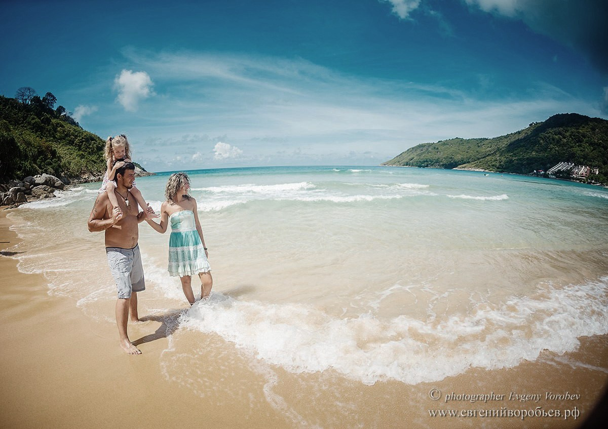 семейная фотосессия Пхукет фотограф пляж Ката Карон Найхарн Патонг Найхарн Сурин море счастье радость идея место образ пример фото позы для фотосессии Phuket Naiharn Kata Karon Patong Surin заказать фотосъёмку цена детская фотосессия