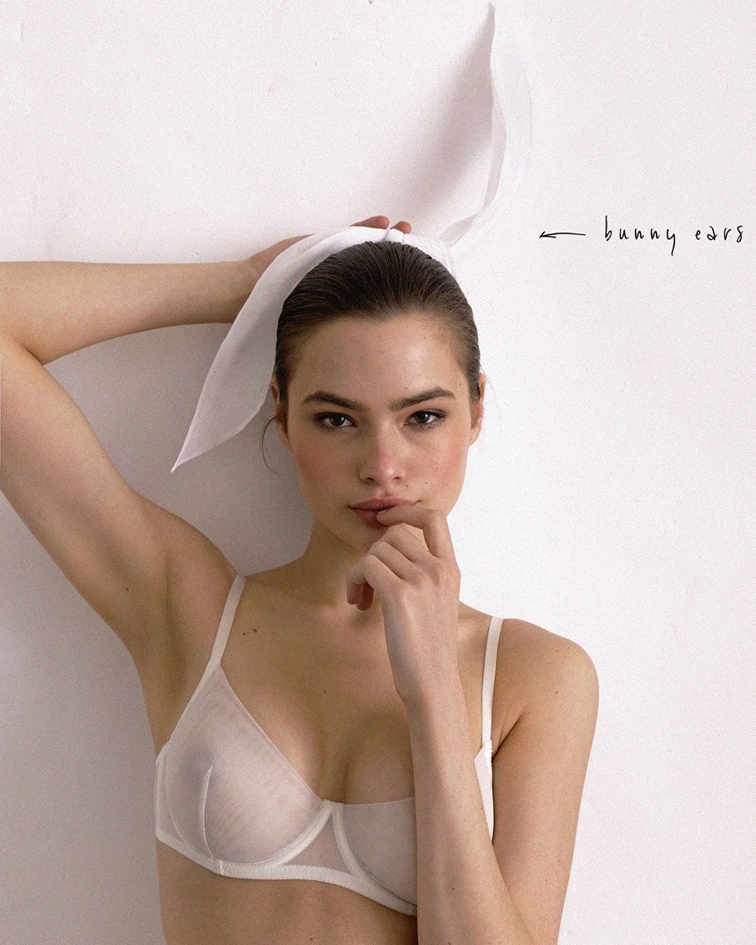 Девушка в светлом белье / портрет у бумажного фона.Премиальная fashion & lingerie съемка, изысканный женский портрет в светлом белье и ушами зайчика. Эстетика линий тела, минимализм, авторская фотография в Москве от Alex Tsvetkov. Luxury lingerie editorial and soft female portrait with bunny ears. High-end sensual photography, minimalist studio look by Alex Tsvetkov.Laete.