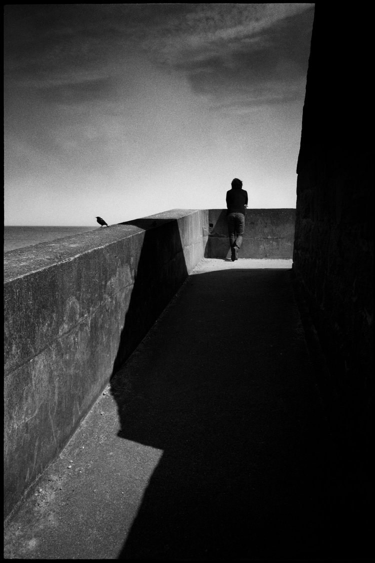 фотография Сирила Дрюара с человеком в урбанистической среде и сильными тенями