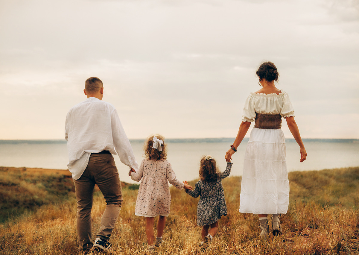 Алеся+Павел и дочурки (Света и Вера). Фотограф Волжский Наталья Заикина