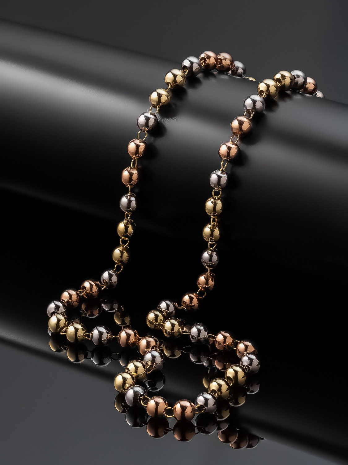 Фотосъемка бижутерии на черном фоне для маркетплейсов в Ростове