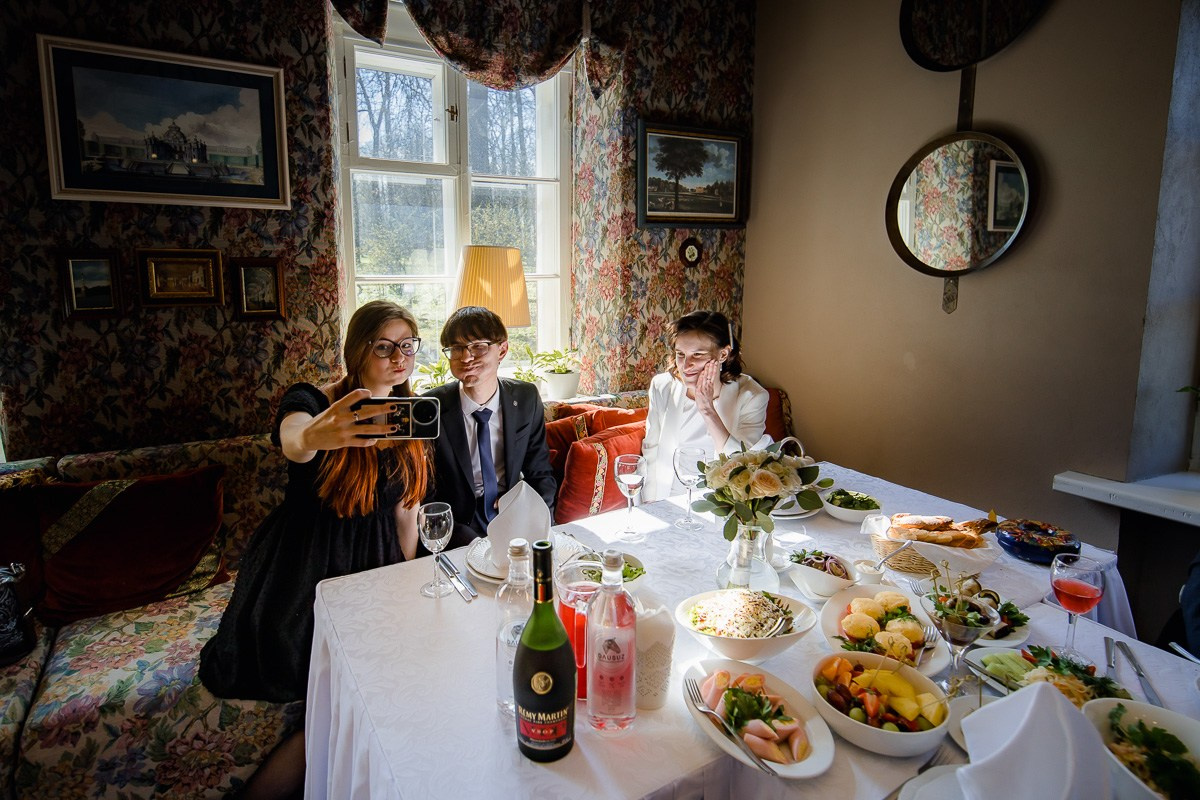 Свадебная фотосессия в ресторане. Свадебный фотограф в Санкт-Петербурге Антон Владимиров