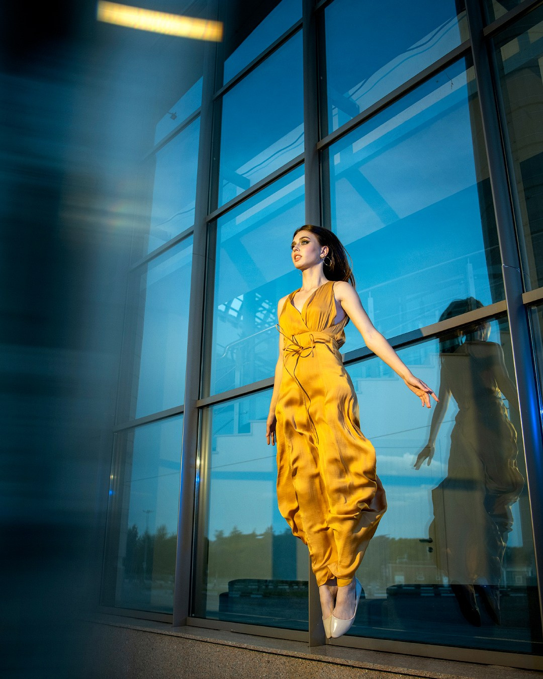 девушка в полёте, высокий прыжок, уличная фотосессия с импульсным светом, яркие цвета.